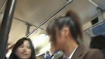 日本人の美女が屋外での出会いにふける!