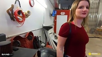 Mekaniker Får Betalt I Sex Av En Vellystig Blond Veikant