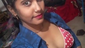 પેન્ટી અને સ્કર્ટમાં ભારતીય ગામની છોકરીઓ