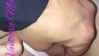 오랄 섹스를 위해 돈을 받고 상사로부터 선물을 받습니다