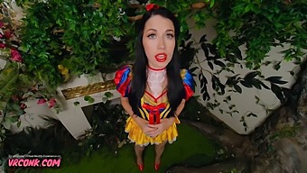 Alex Coal Spiller I En Fantastisk Vr-Sexparodi Inspirert Av Snow White