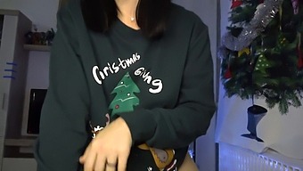 Anna, De Stiefzus, Geeft Een Heet Kerstcadeau Met Een Zinderende Seksuele Ontmoeting En Orale Ejaculatie