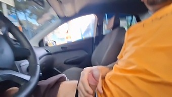 我敢在街上盯著一个不认识的女人时自慰!