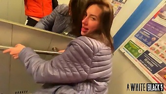 Mijn Nymfomane Buurvrouw Ving Me Op In De Buurt Van De Lift En Had Seks Met Me Op Weg Naar Huis
