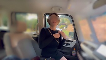 巨乳の日本人美女が屋外でオナニーして、精液で覆われる