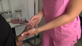 Một Y Tá Tóc Vàng Thỏa Mãn Tình Dục Miệng Với Dương Vật Lớn Của Bệnh Nhân.