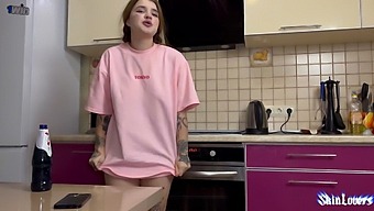Twee Mannen En Een Getatoeëerde Vrouw Gaan Ruige Seks Aan In De Eerste Aflevering Van De Serie