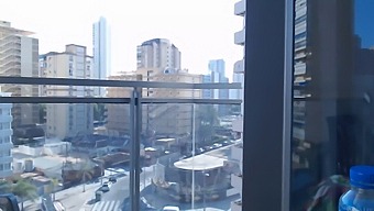 Une Fille Gamer Attrayante Montre Ses Vêtements Sur Le Balcon