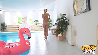 Milf Nathaly Cherie는 수영장에서 큰 자지와 아날 섹스를 즐깁니다