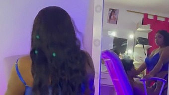 Una Visita A Casa Di Un Vecchio Amico Porta Ad Un Incontro Hot Nella Sua Camera Da Letto